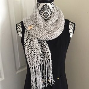NWOT SCARF HAND KNITTED IN PERLE THREAD